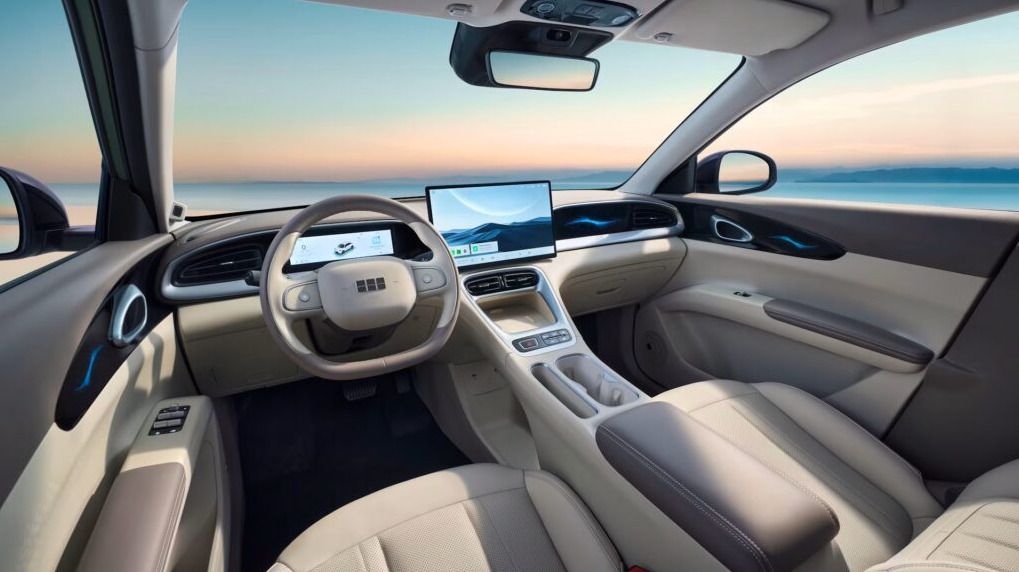 Interior del Geely E2 con volante, pantalla central y asientos delanteros